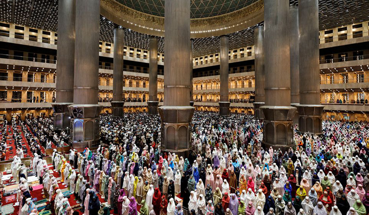Indonesian Muslims offer evening mass prayers